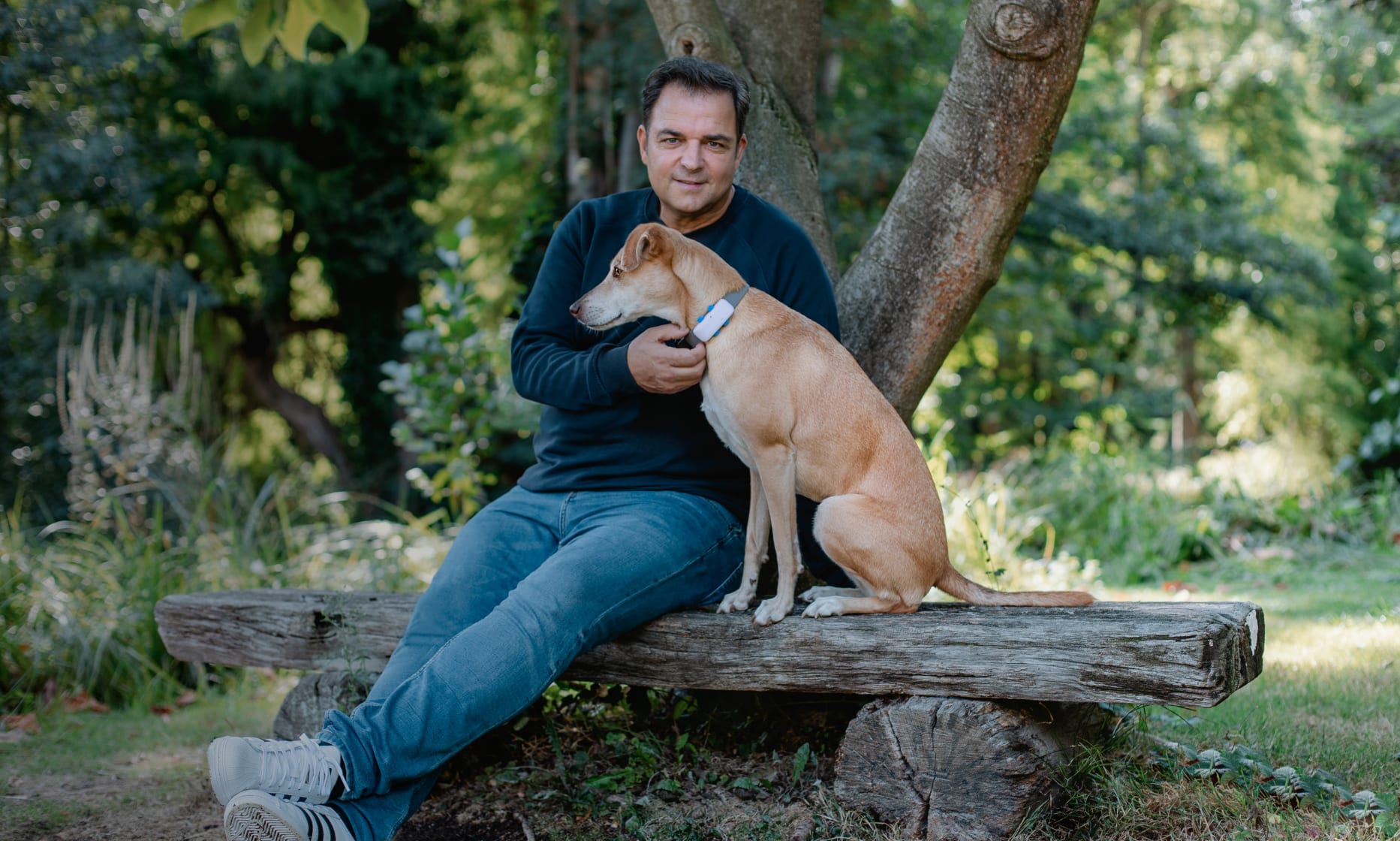 Martin Rütter and dog with Tractive GPS Tracker