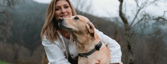 Femme qui câline son chien