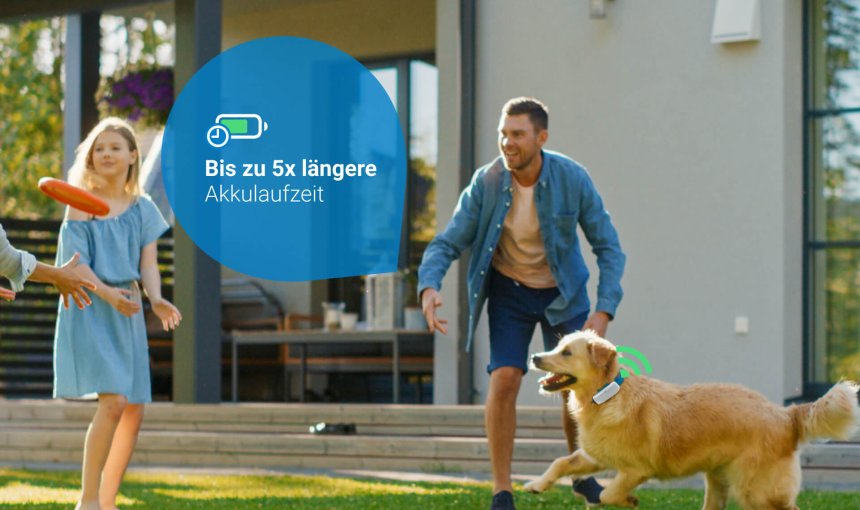 Hund mit GPS Tracker und Familie im Garten