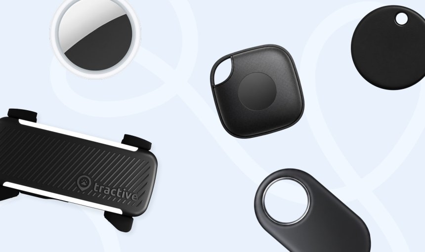 différents types de traceurs GPS sans abonnement sur fond bleu : AirTag, Tile, Samsung SmartTag, plus Tractive (avec abonnement)