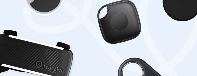 diversi tipi di localizzatori GPS senza abbonamento su sfondo blu: AirTag, Tile, Samsung SmartTag, più Tractive (con abbonamento)