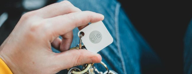 Tile-Bluetooth-Tracker an einem Schlüsselanhänger
