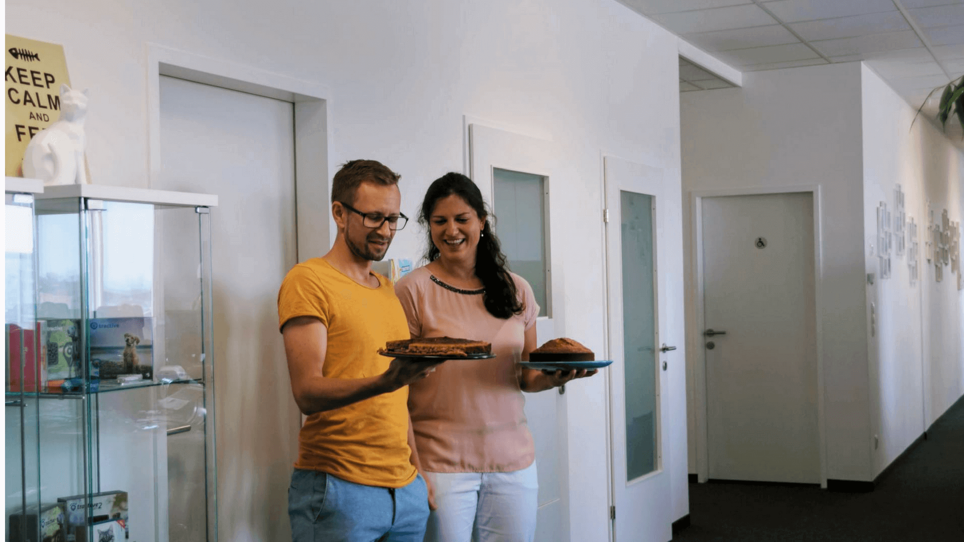 Babsi und Dominik live the company culture when they announce the cake