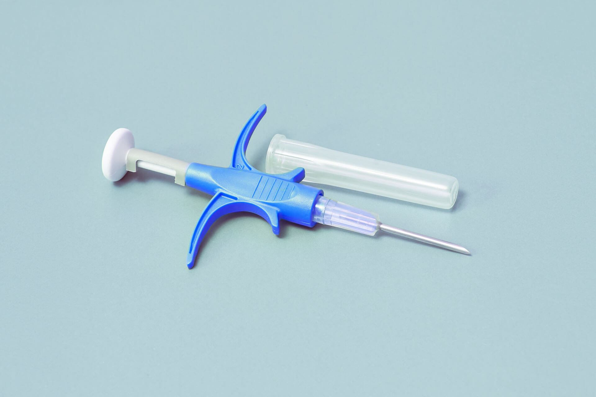Blå spruta som används för att implantera microchip för hundar