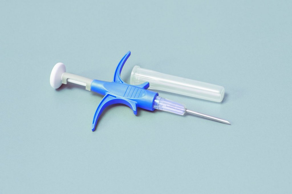 Blau-weiße Spritze, die für das Einsetzen eines Mikrochips bei Hunden verwendet wird