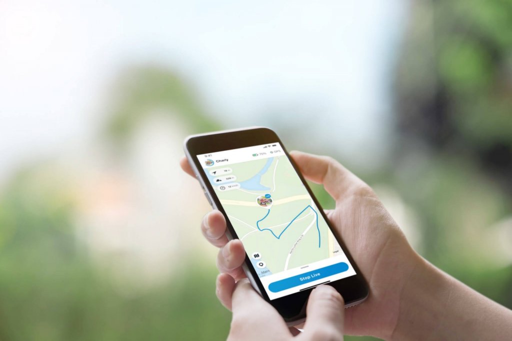 Smartphone mit geöffneter Tractive GPS App im LIVE-Modus