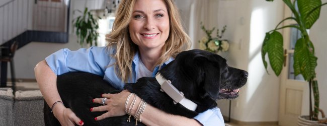 Kvinne som klemmer en hund