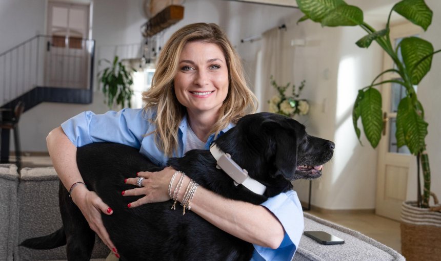 Kvinne som klemmer en hund