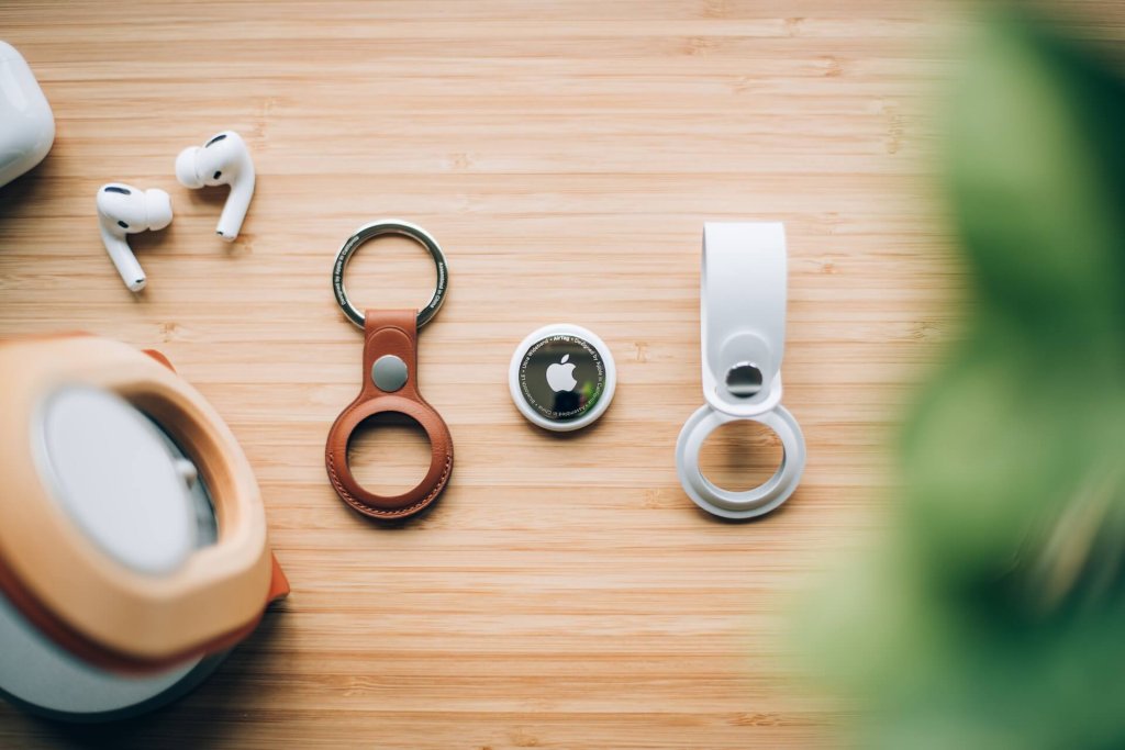 airtag y accesorios en una mesa de madera