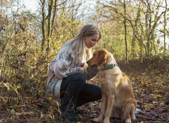 kvinde og hund i skoven