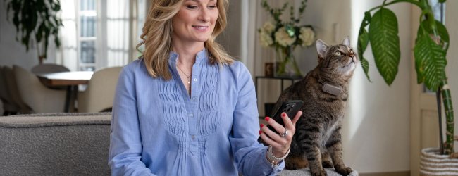 Frau mit Katze, die neben ihr sitzt