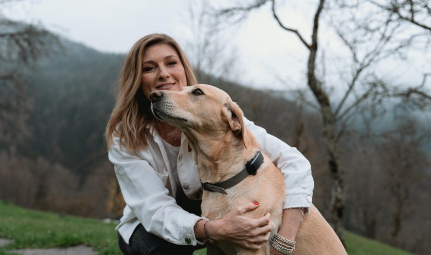 Kvinne som klemmer en hund