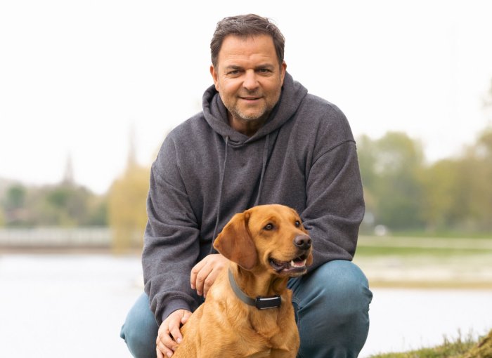 Martin Rütter mit Hund, der Tracker trägt