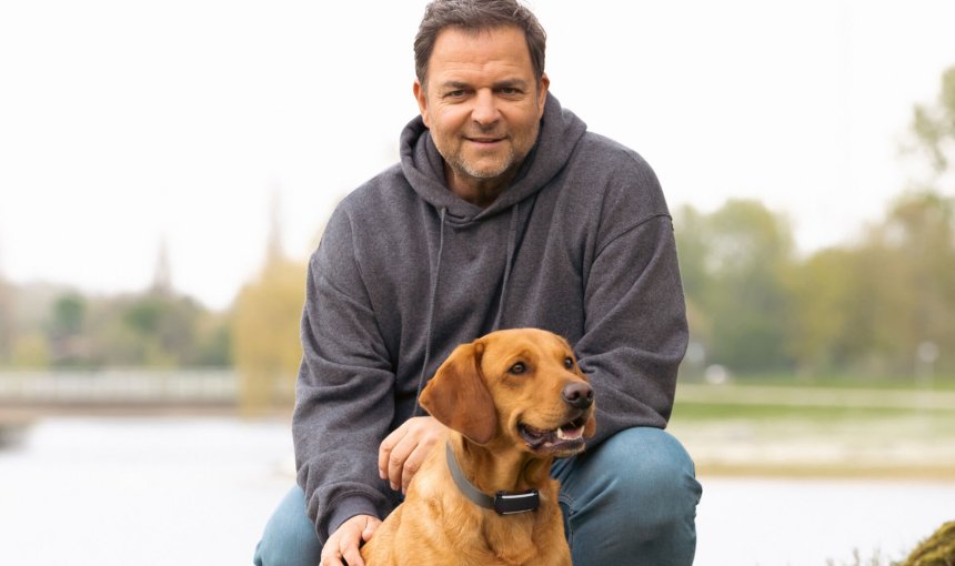 Martin Rütter mit Hund, der Tracker trägt