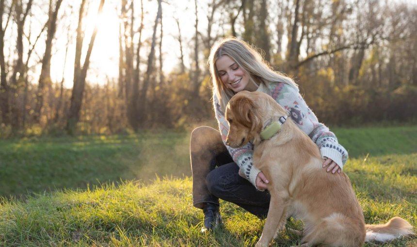 vrouw en golden retriever buiten