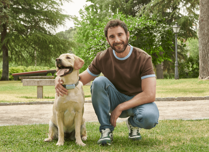 Dani Rovia con perro llevando Tractive