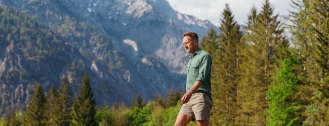 Dogge trägt Tractive Dog 6 im Wald