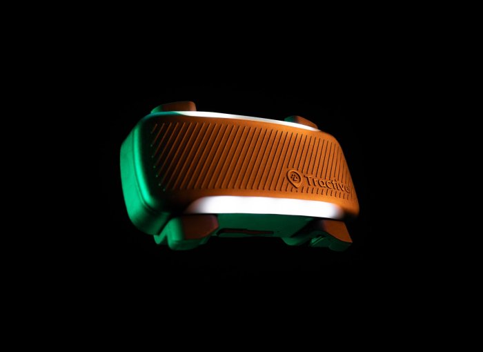 Nahaufnahme von Tracker mit LED im Dunkeln