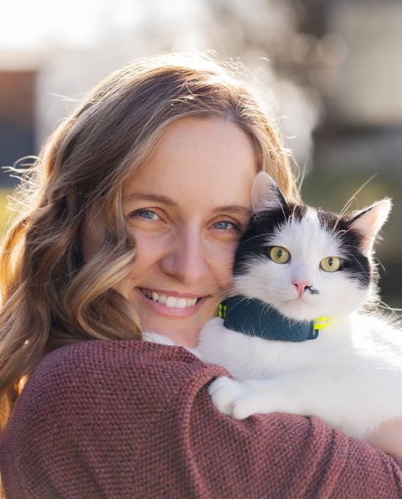 en kvinde, som holder sin kat i sine arme